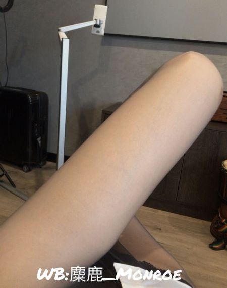 美女脱内衣给男生摸露出奶头_1080P在线手机播放