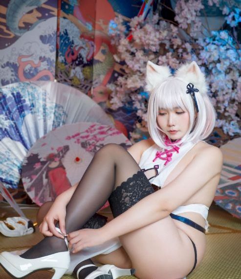 挽起裙子迈开腿打扑克_BD日本电影免费